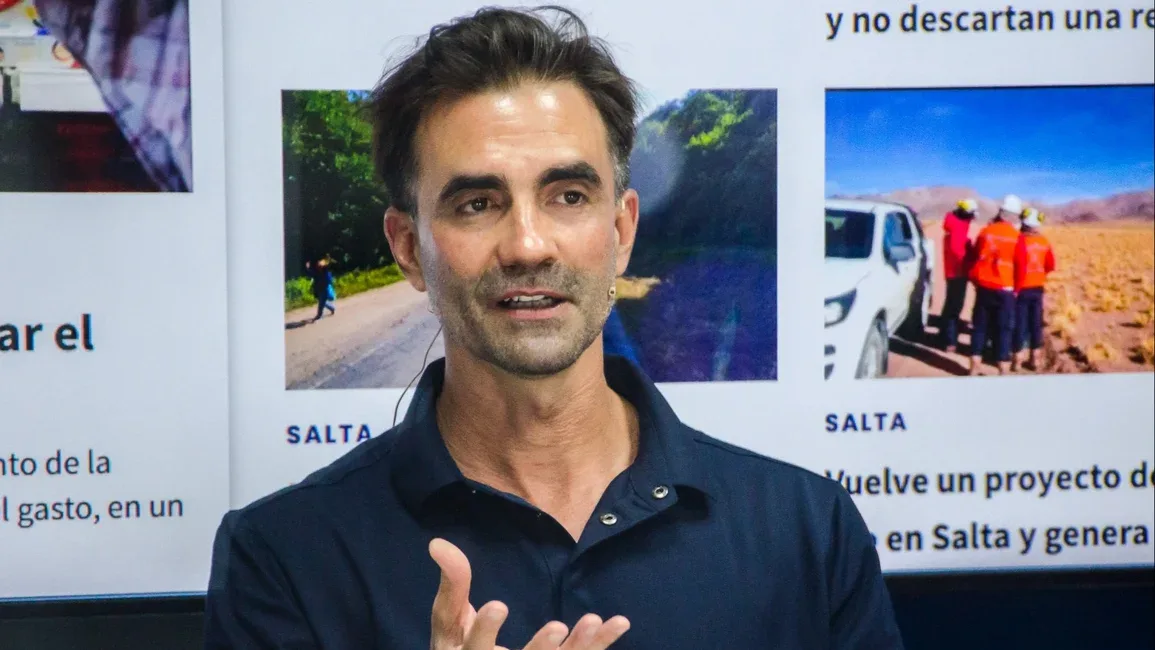 Tablero con llaves de propiedades usadas en Salta y documentos, concepto de inversión inmobiliaria